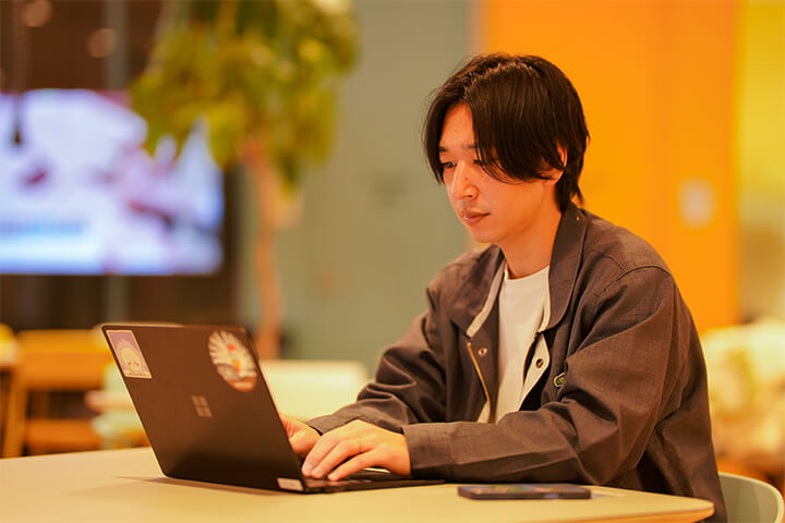 萌さんのリモートワークの様子