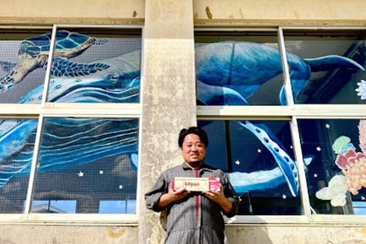 佐藤さんとキットパスを使った学校の窓ガラスの作品